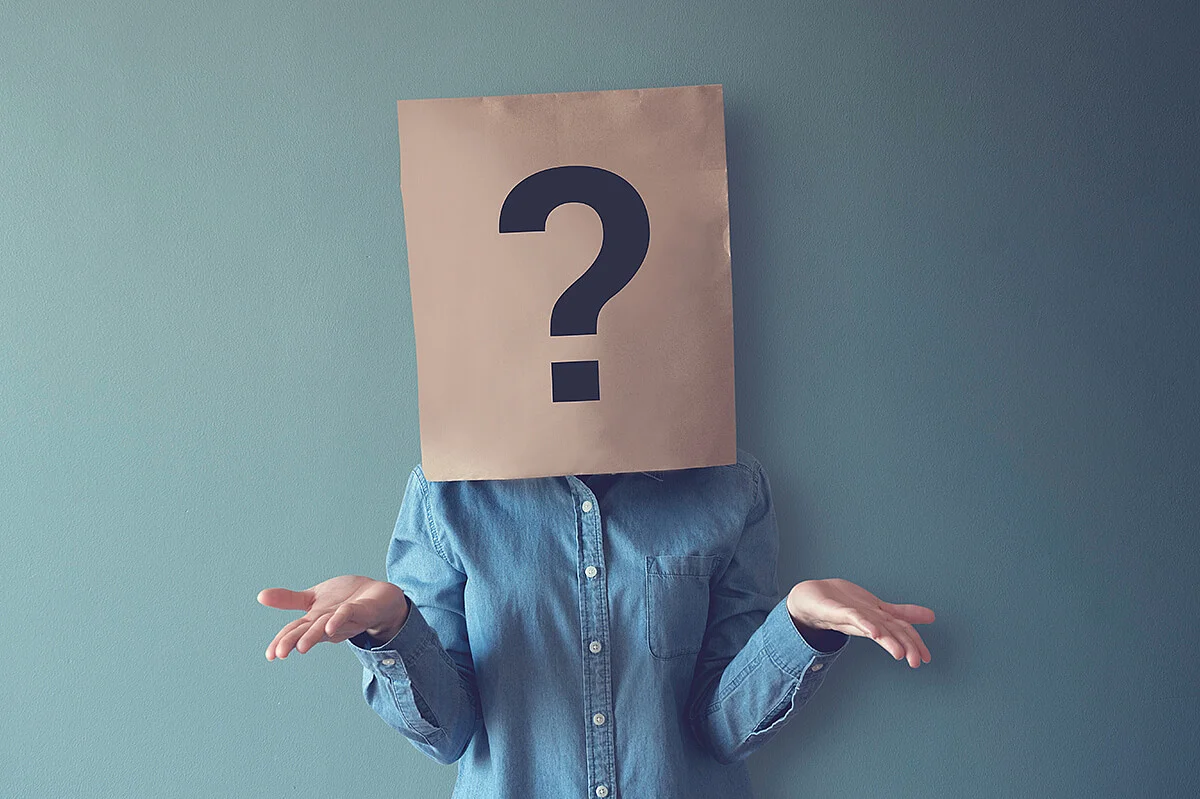 Persönlichkeit entdecken und sich selbst besser verstehen Person mit einer Papiertüte und einem Fragezeichen über dem Kopf